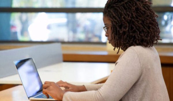 aluno-focado-trabalhando-no-computador-74855-1878-626x417-556x417